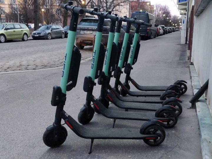 Lohjalla sähköskuutin akku räjähti latauksessa – näin teet joulun uusien laitteiden lataamisesta turvallisempaa