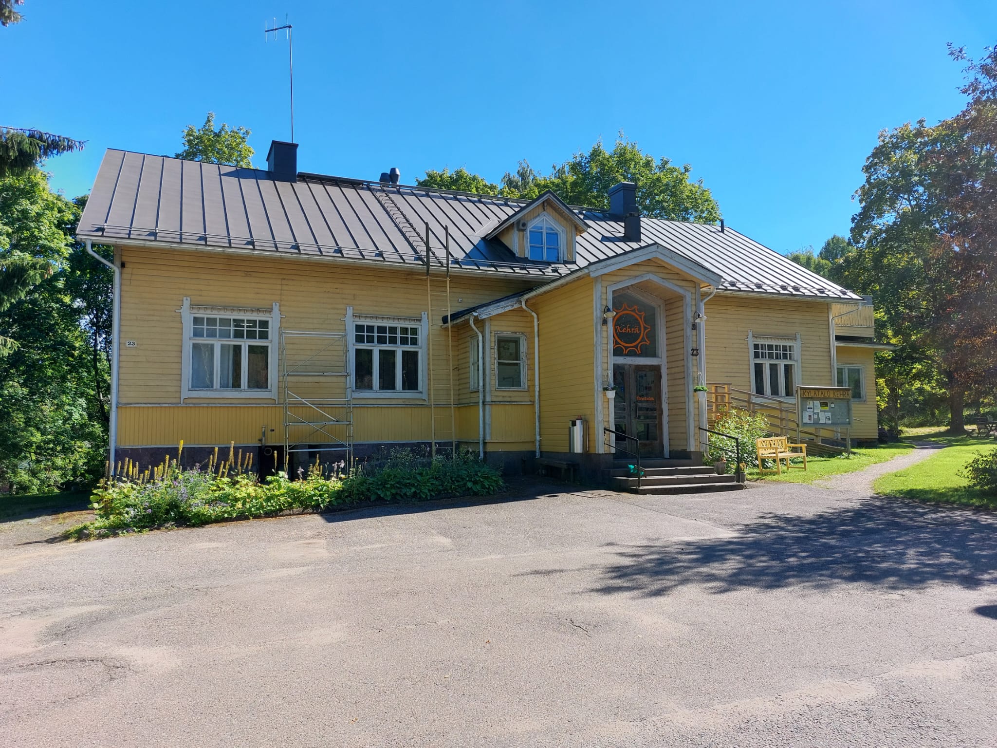 Karjalohja etsii omaa ratkaisua terveysaseman tulevaisuuteen – asukkaat harkitsevat kiinteistön ostamista ja tilojen vuokraamista lääkärille
