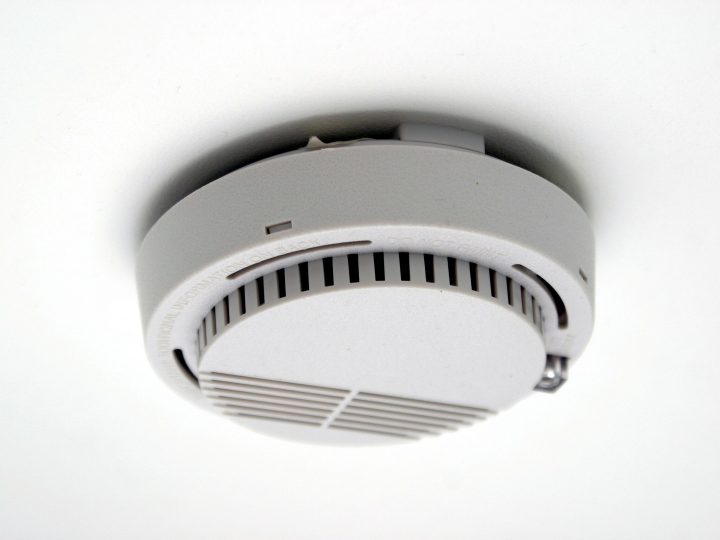 Kynttilät kuuluvat jouluun, mutta eivät vahinkoihin – pelastustoimen muistilista lohjalaiskoteihin