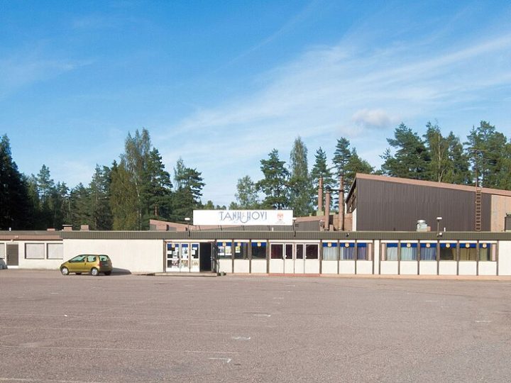 Tanhuhovissa tanssi-ilta Keiskin ja ENOn tahdissa – välipäivien ohjelma veti yleisöä Lohjalla