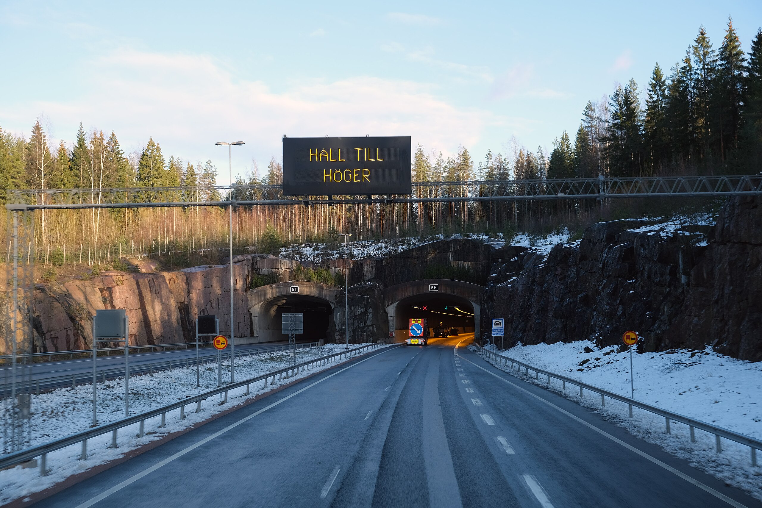 Pieni liikenneonnettomuus Lohjalla jouluaatonaattona – pimeä ja kiire näkyvät hälytyksissä