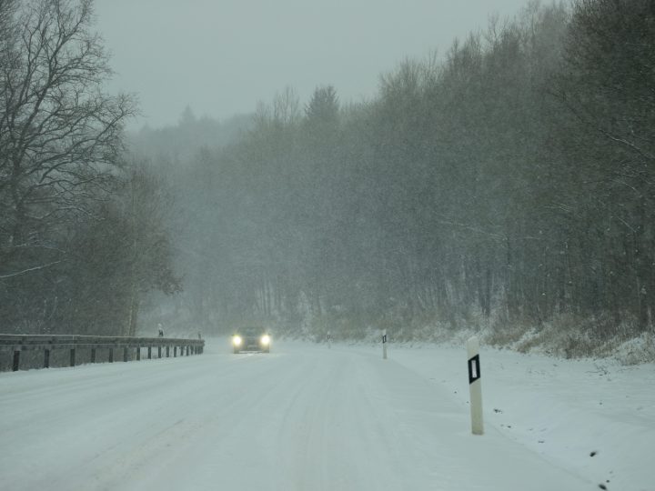 Moottoritie E18:lla Lohjalla sattui onnettomuus – ajokaista suljettiin tunnelivälillä sunnuntai-iltana 14.12.2025