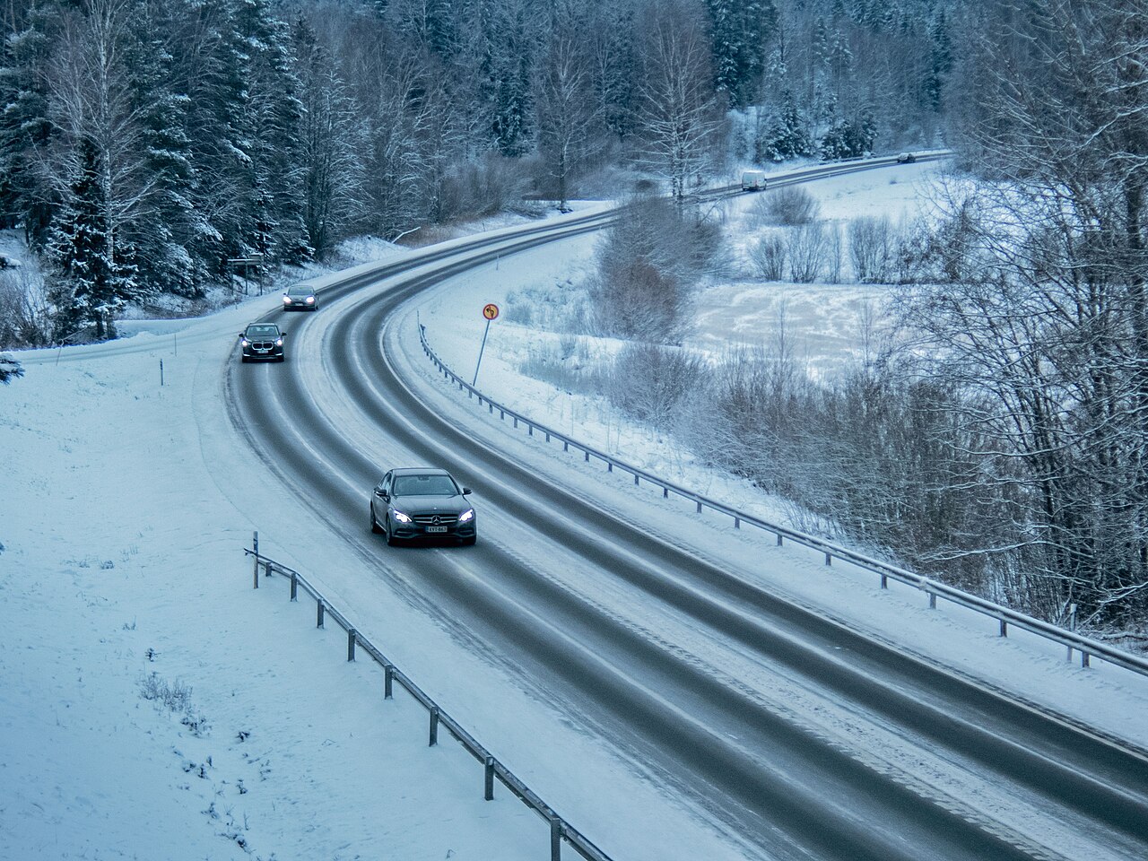 Tietyö Tie 25:llä jatkuu pitkälle vuoteen – ajoittaisia pysäytyksiä ja alempi nopeusrajoitus Lohjan suunnalla