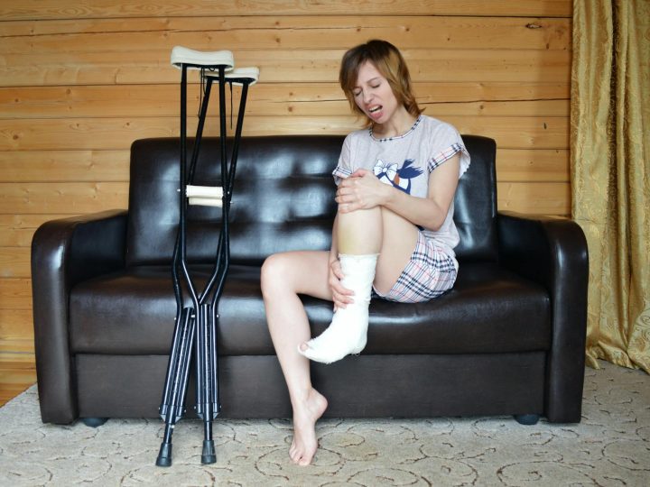 Nilkkamurtumien hoito puhuttaa talvella – HUSin tutkimus nostaa esiin leikkauksen haittoja