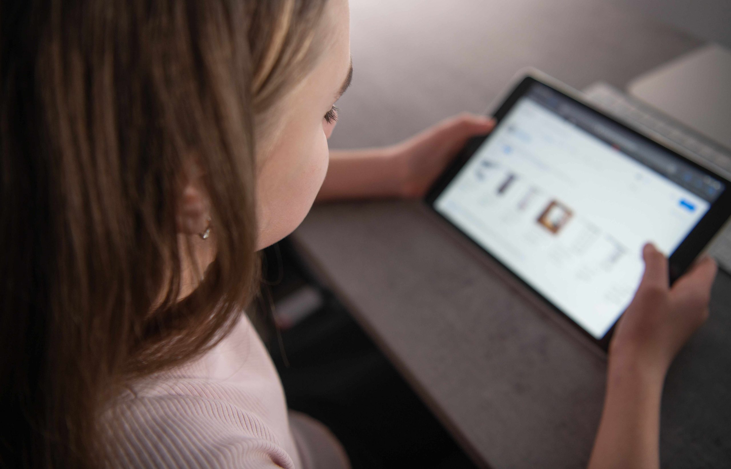 HUS avasi uuden nettikuntoutuksen lukivaikeuksiin – tuki saataville myös lohjalaisille nuorille