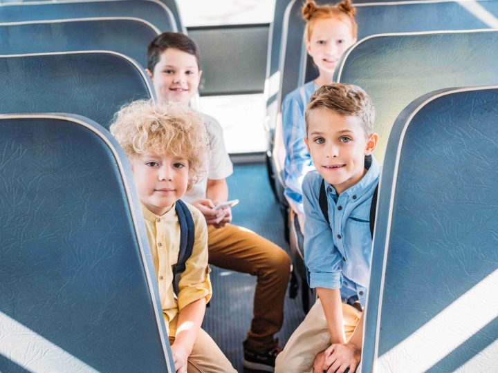 Lohjan kaupunki ja Koiviston Auto sopivat koulumatkaturvasta – Routionmäen koululaisille etupenkkipaikkoja