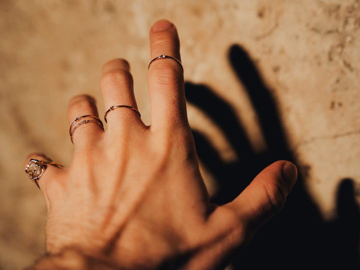 Jalometallien leimat muuttuvat 1.5.2026 – Lohjassa uudistus näkyy sekä korukaupassa että ostajan silmässä