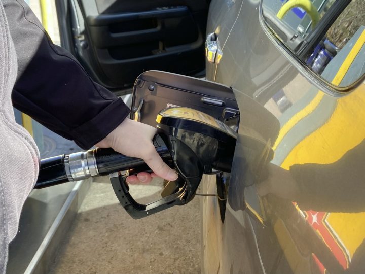 Polttonesteiden hinnat nousivat huhtikuussa – Lohjan autoarjessa pienet valinnat korostuvat