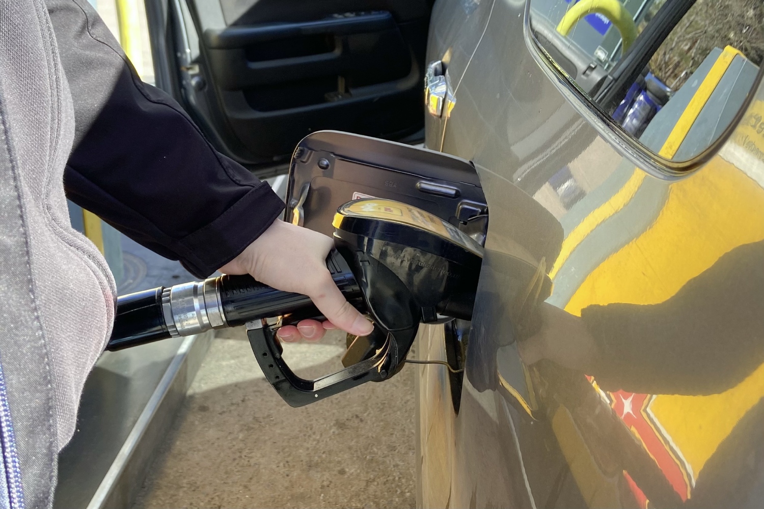 Polttonesteiden hinnat nousivat huhtikuussa – Lohjan autoarjessa pienet valinnat korostuvat