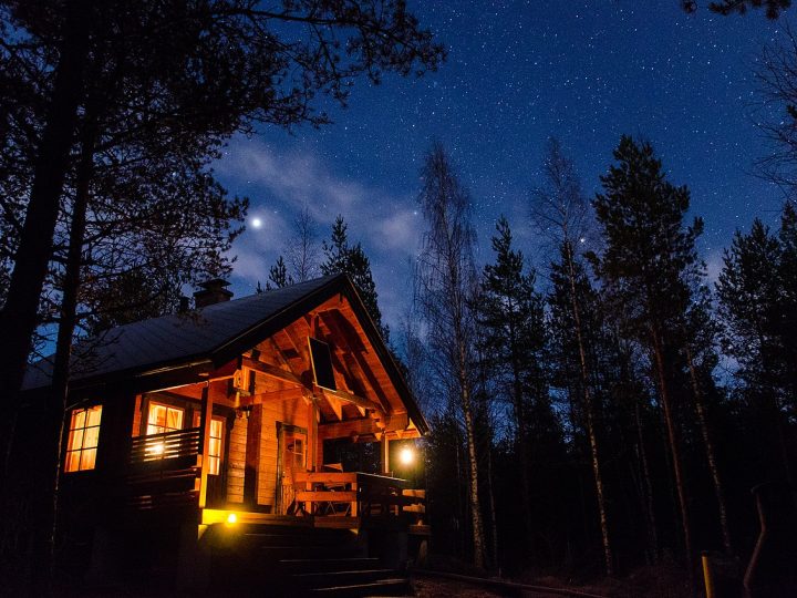 Mökkiremonttien budjetit kasvavat – Lohjalla kesä näkyy terasseissa, saunoissa ja katoissa