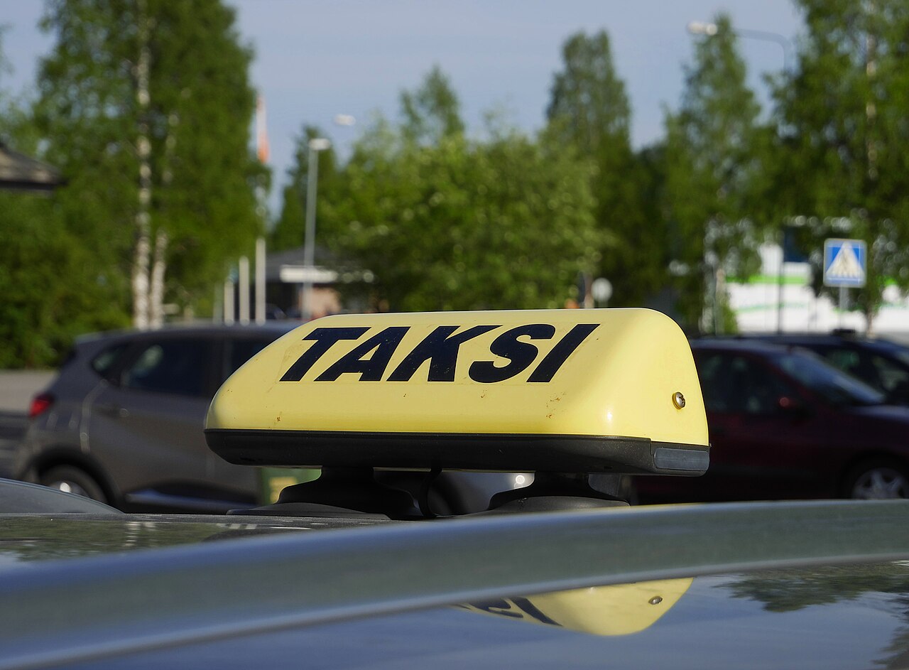 Kela-taksien palveluntuottajat vaihtuvat Uudellamaalla 1.1.2027 – Lohjan asiakkaalle ratkaisevaa on oikea tilauskanava
