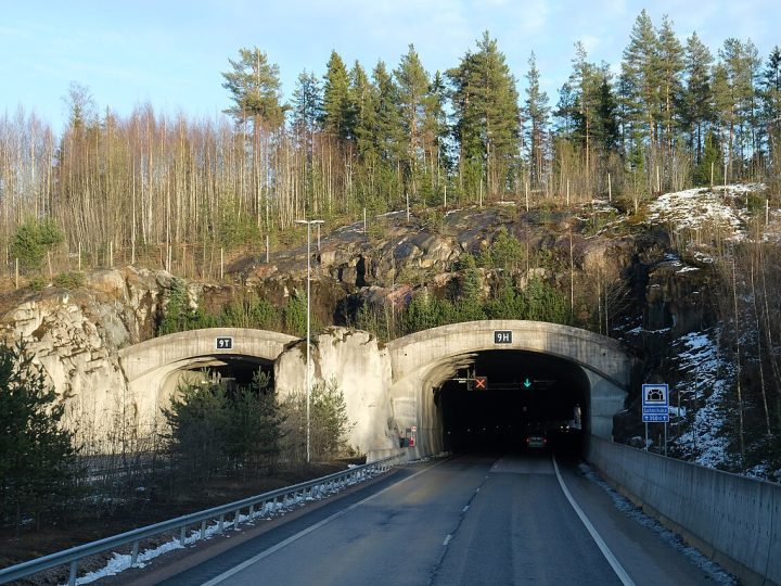 Turunväylän yöonnettomuus Lohjalla hidasti liikennettä useita tunteja