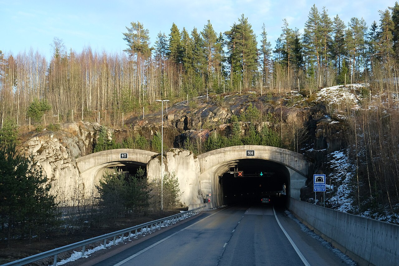 Turunväylän yöonnettomuus Lohjalla hidasti liikennettä useita tunteja