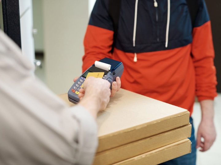 Pankkikatkoista syntyi kuluttajakiista – Lohjalla varautuminen on osa tavallista maksamisen arkea