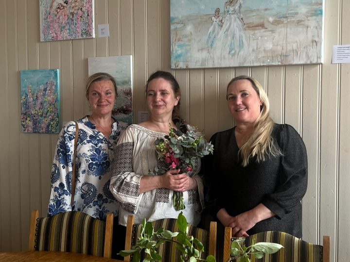 Jaana Sulan Hengitys-näyttely avautui Villa Haikarissa – teokset koskettivat avajaisvieraita