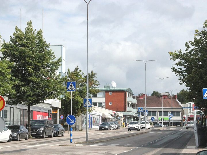 Poliisi valvoo koulujen lähiliikennettä – Lohjan syyslukukausi alkaa 12.8.2026