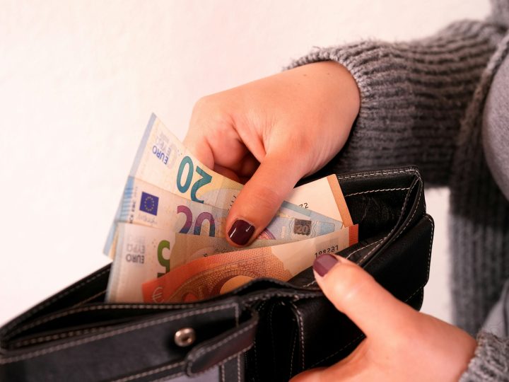 Kuluttajien luottamus palasi keskitasolle, mutta suuret ostokset arveluttavat yhä