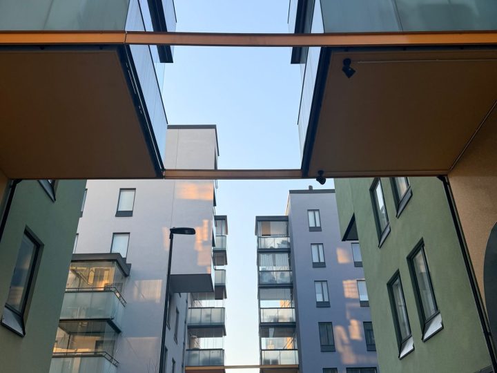 Parvekelasi putosi kadulle Helsingissä – tapaus muistuttaa taloyhtiöitä tarkastusten merkityksestä
