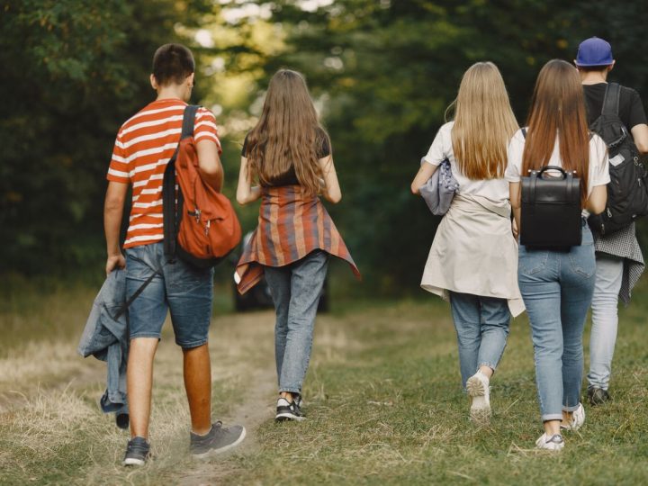 Nuorten kesäkokemukset jakautuvat perheiden voimavarojen mukaan