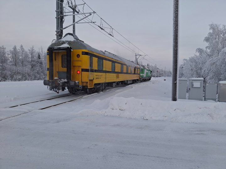 Rautateillä matkustaminen säilyi turvallisena, tasoristeyksissä kehitys oli synkempi