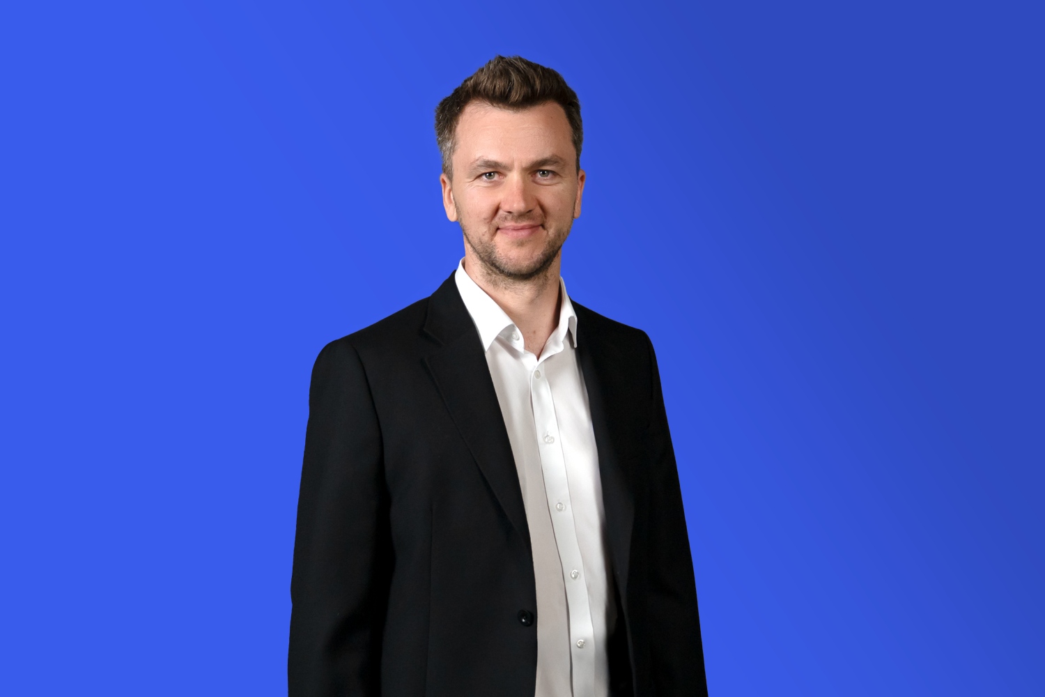 Marijus Briedis sinistä taustaa vasten.