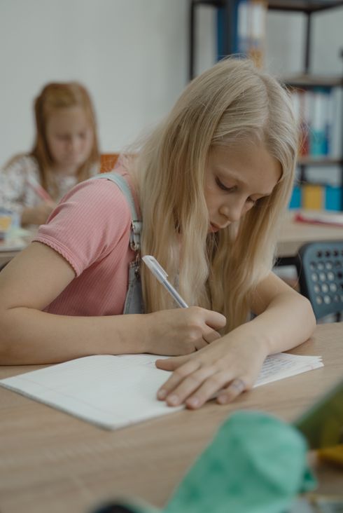 Tutkijat ehdottavat valtakunnallisia kokeita oppimistulosten laskun selvittämiseen