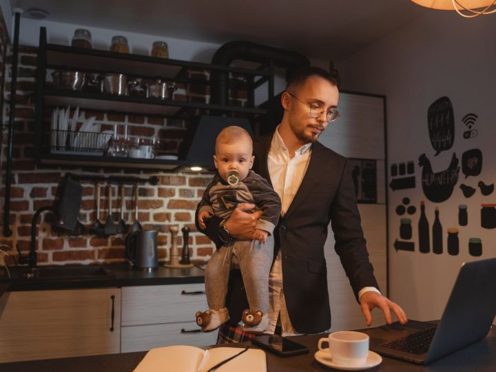 Myönteinen suhtautuminen perhevapaisiin ei vielä takaa sujuvaa paluuta töihin